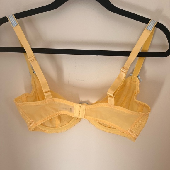 Victoria’s Secret Underwire 36D bra - Picture 2 of 3